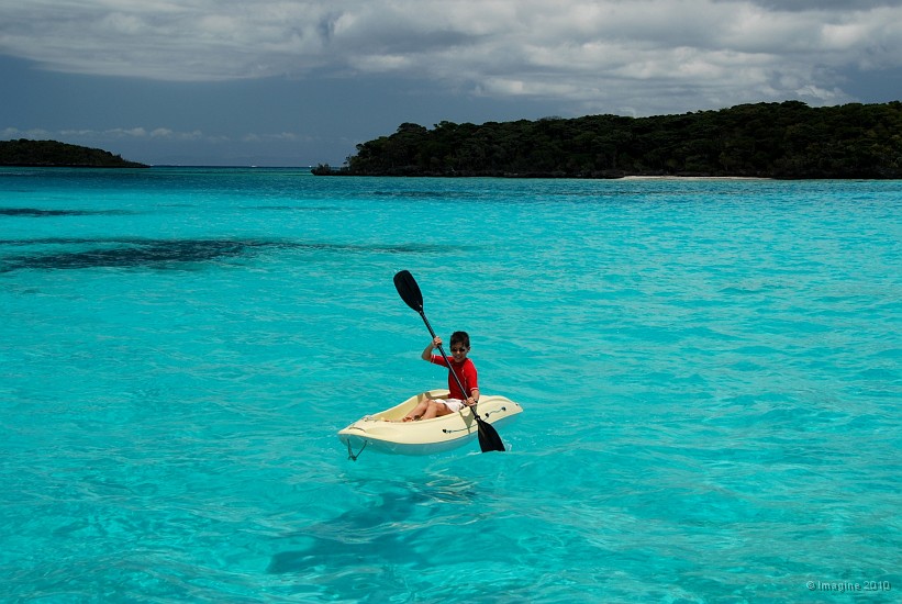 57- Bastien en kayak dans la baie de Gadji.JPG